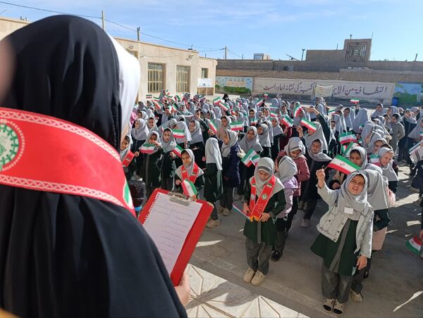 طنین زنگ انقلاب دردبستان خدیجه کبری ابرکوه  