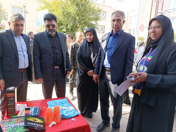 حضور دانش آموزان شیرازی درغرفه‌های فرهنگی راهپیمایی 13 آبان