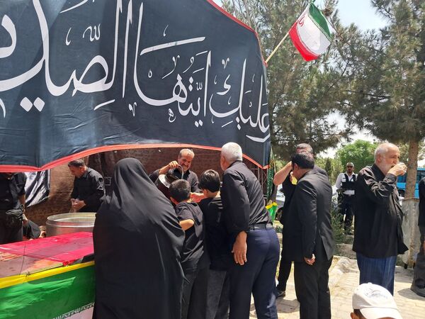 تشییع پیکر دو تن از شهدای جنگ تحمیلی رژیم صهیونیستی همزمان با مراسم تاسوعای حسینی ، در شهرستان ملارد
