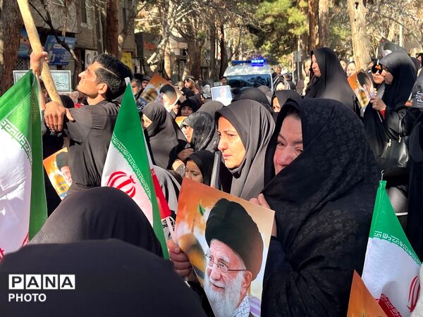 حضور موج چشم گیر مردمی در تشییع پیکر شهید بیت رهبری