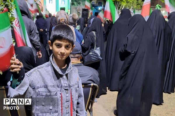 حضور فرهنگیان و دانش آموزان دبستان شهید قلنبر ناحیه دو شهرری در تجمعات شبانه