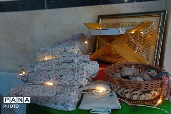 نماز جماعت در مدرسه پرنیان