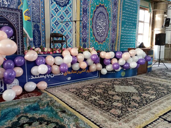 دکلمه‌خوانی دانش‌آموزان در مقابل مادران شهرستان قدس به‌مناسبت روز مادر