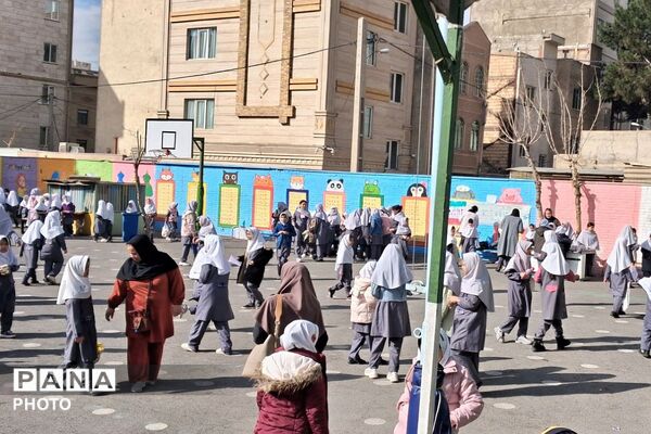 بازارچه دانش آموزی در دبستان شهید ناصری ناحیه دو شهرری 