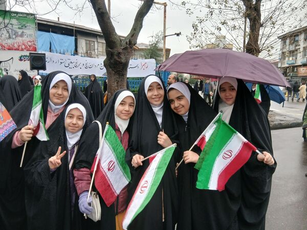 باران عشق وارادت به انقلاب همراه با باران‌ها ی نقره‌ای رشت