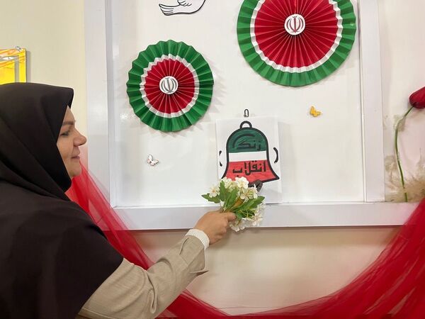 گرامیداشت ایام الله دهه فجر در دبستان آرمینه مصلی نژاد 
