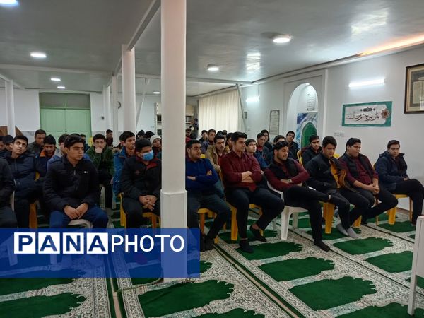 جلسه تجربه گردانی با قبول شدگان کنکور سراسری در دبیرستان نمونه آیت‌الله خامنه‌ای