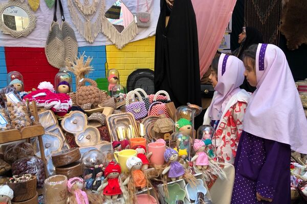 برگزاری بازارچه همدلی با کودکان غزه در دبستان آزاده ناحیه دو شهرری 