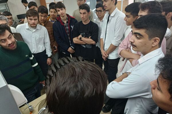بازدید دانش‌آموزان دبیرستان شهدای علم‌ و فناوری بهارستان دو از دانشکده دندانپزشکی تهران 