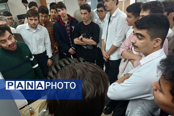بازدید دانش‌آموزان دبیرستان شهدای علم‌ و فناوری بهارستان دو از دانشکده دندانپزشکی تهران 