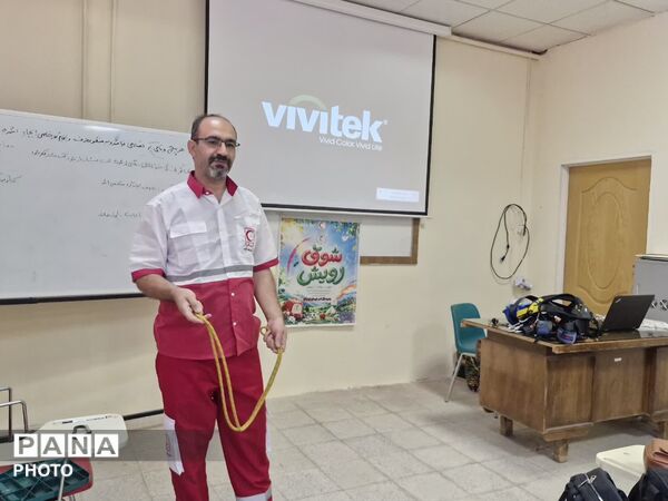 کارگاه آشنایی با گره در جمعیت هلال‌احمر شهرستان تویسرکان
