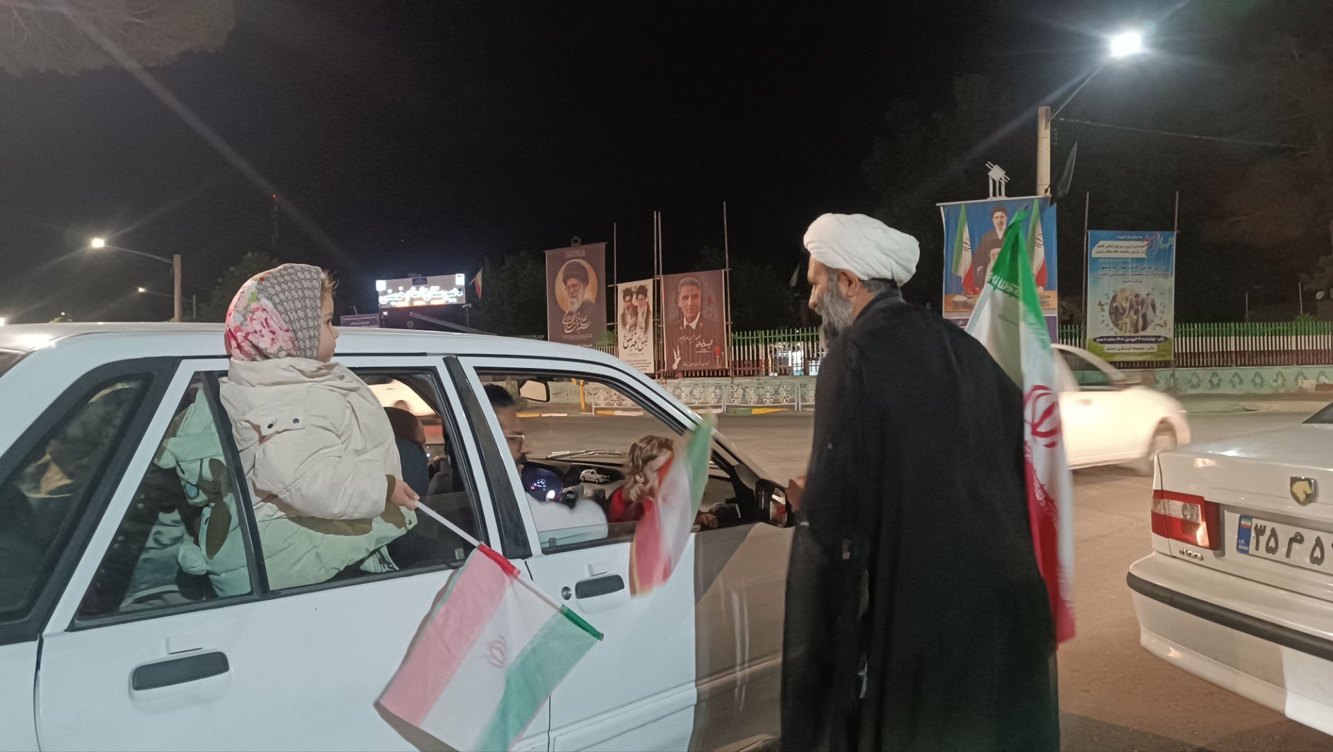 توزیع پرچم جمهوری اسلامی ایران و پوستر امام شهید در کاشمر 