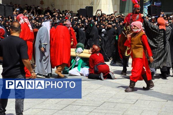 تعزیه ظهر عاشورا در جوار حرم امام رضا(ع) در مشهد