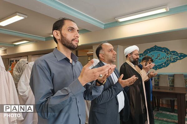 اقامه نماز جماعت در دبیرستان فاطمیه