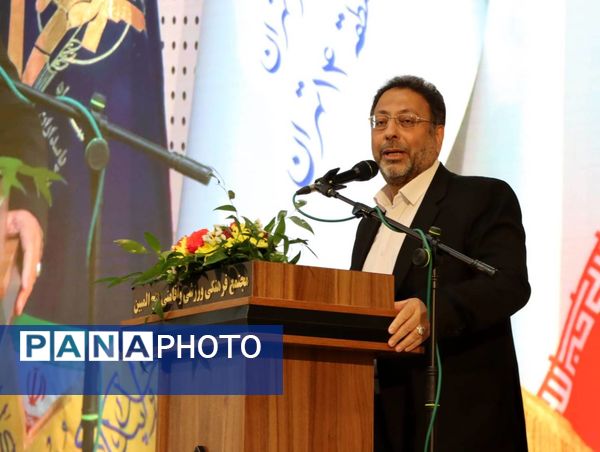 تجلیل از معلمان نمونه منطقه ۱۴ به مناسبت هفته گرامیداشت مقام معلم