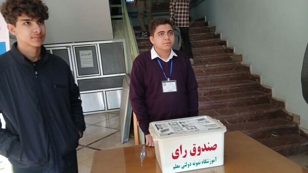 برگزاری بیست‌وهشتمین دوره شورای دانش‌آموزی دبیرستان نمونه دولتی معلم شهرستان ساوجبلاغ