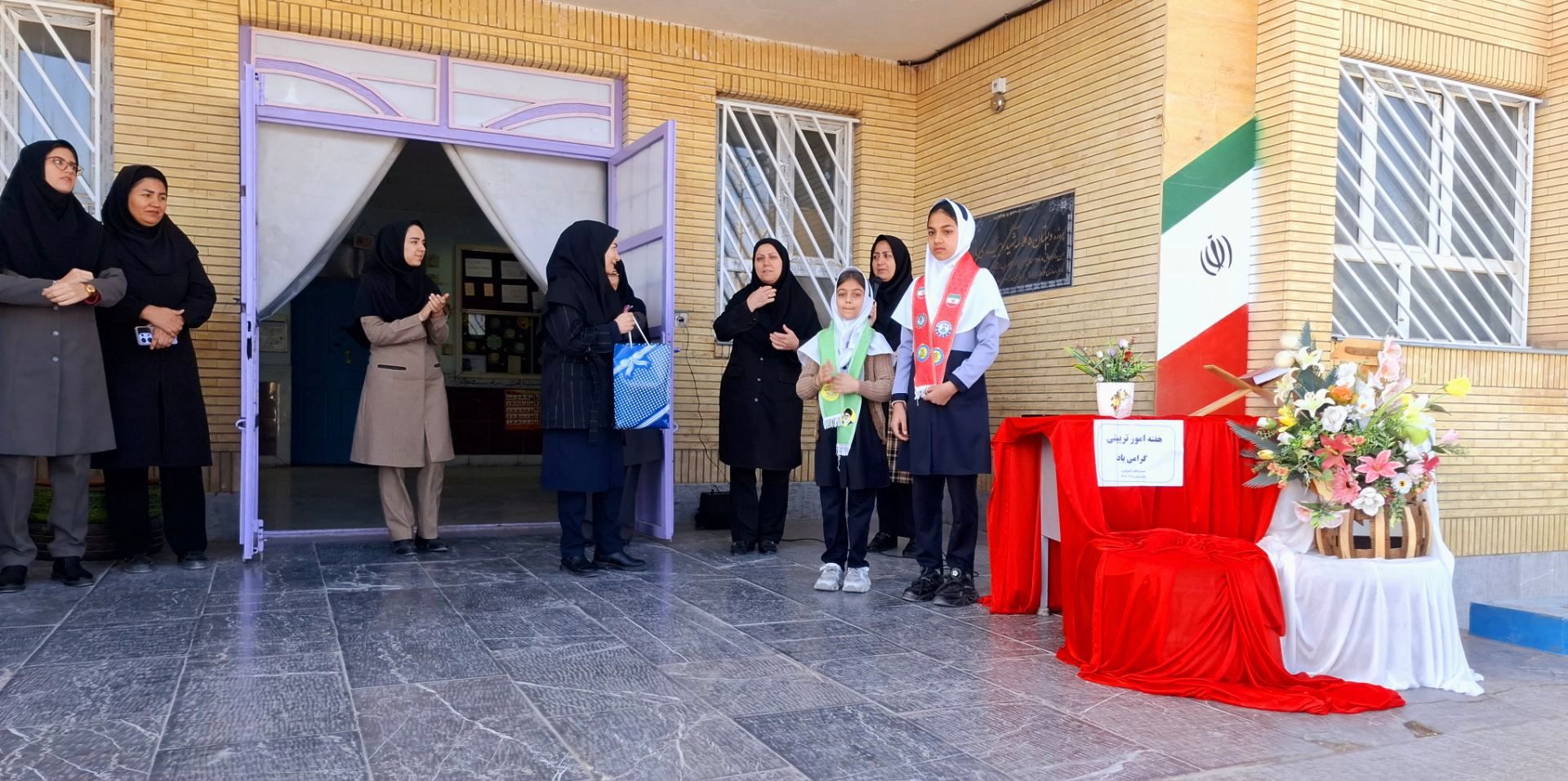 تقدیراز مربی پرورشی مدرسه فاطمه الزهرا(س) در هفته امور تربیتی