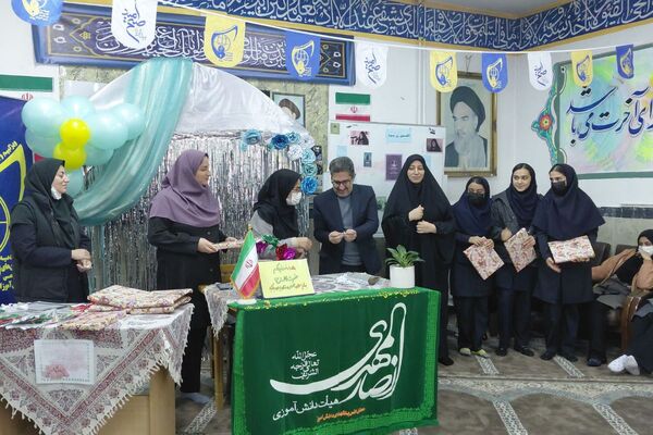 پیش‌اجلاسیه نماز در مدارس فیروزکوه با تجلیل از فعالان دینی