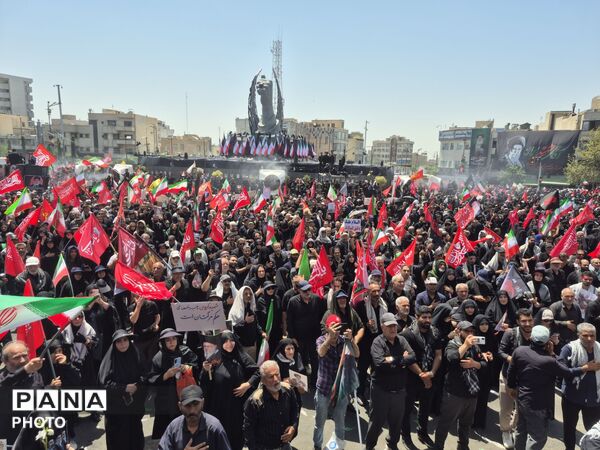 اشک یک ملت در بدرقه رهبر شهید