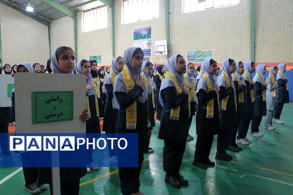 بهارستان دو صحنه همفکری، همدلی و همکاری پیشتازان در همایش یاوران انقلاب