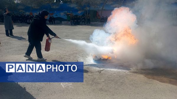 آموزش ایمنی و اطفای حریق برای دانش‌آموزان دبیرستان فرهنگیان