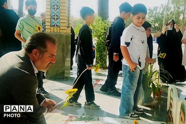 غبارروبی مزار شهدا با حضور مدیر آموزش و پرورش ناحیه دو شهرری 
