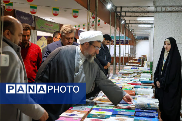 بازدید نماینده ولی فقیه در استان آذربایجان شرقی از نمایشگاه قرآن و عترت