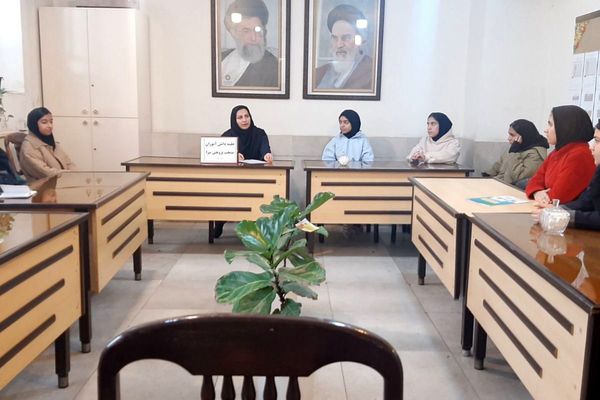 جلسه مدیر با دانش آموزان منتخب پژوهشسرا در دبیرستان شهدای هسته ای قرچک