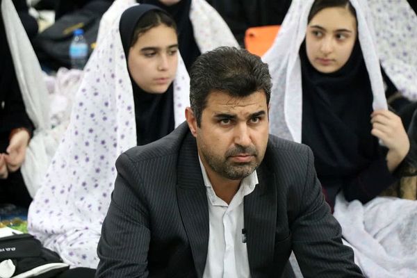 اقامه نماز جماعت، با شعار «مهر با مهُر» در مدرسه عترت قرچک