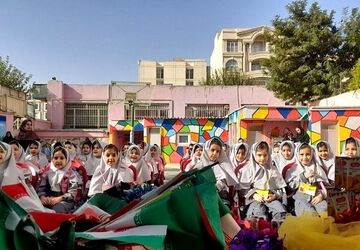 جشن شکوفه‌ها فرصتی برای آشنایی کلاس اولی‌ها با مدرسه  است