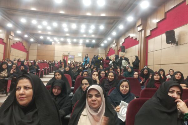 مراسم یلدای مادرانه با حضور فرهنگیان و دانش‌آموزان در اردوگاه شهید منتظری شهریار