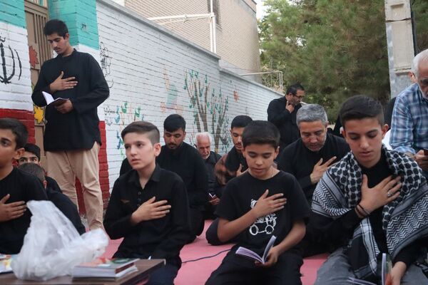 حضور پر رنگ نوجوانان در مراسم قرائت دعای زیارت عاشورا 