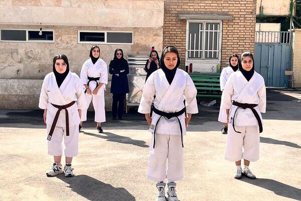 قدرت،هیجان و مهارت در نمایش کاراته کاران دبیرستان رضوان در افتتاحیه المپیاد ورزشی