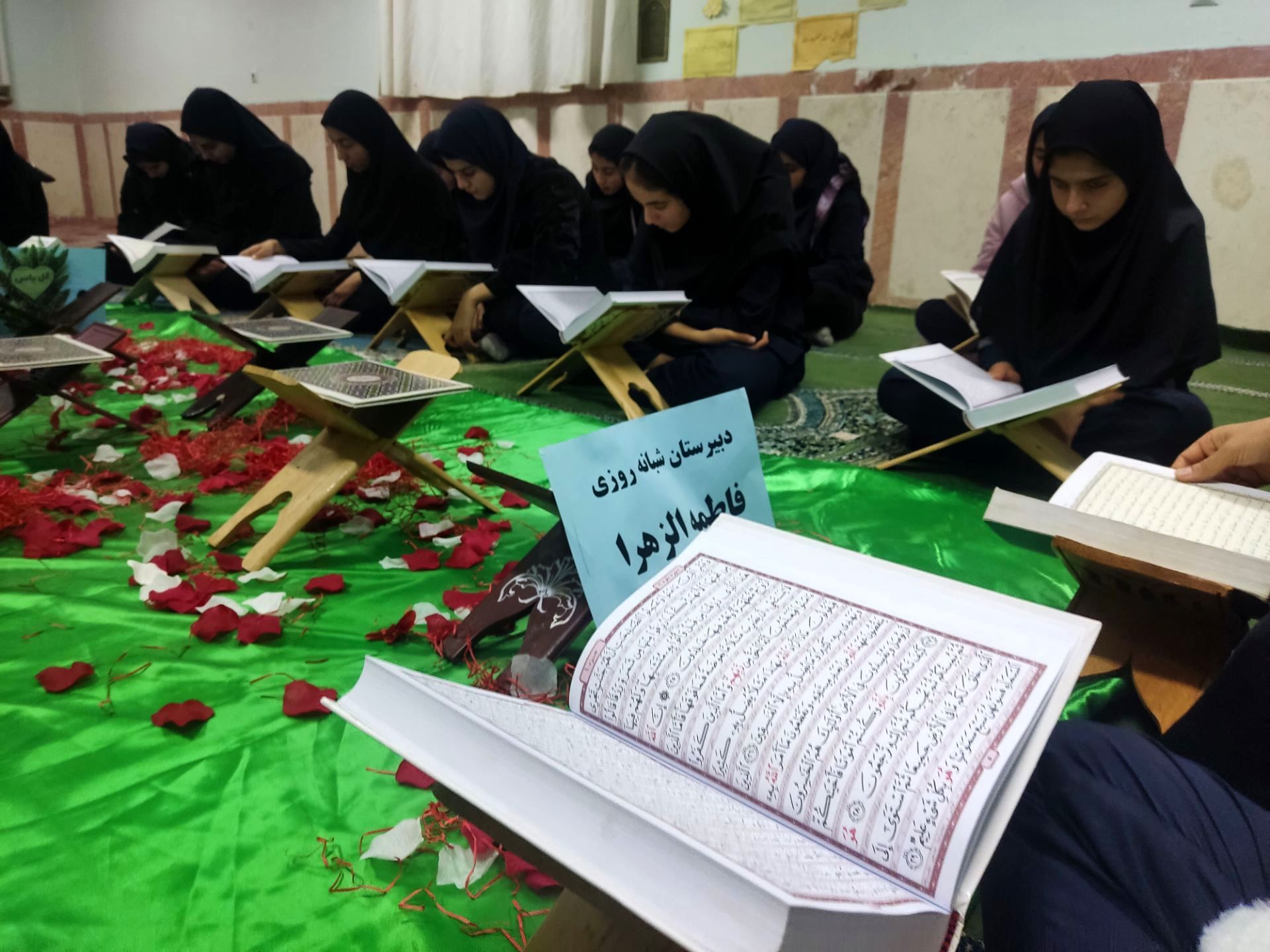 گرمای آیات در شب‌های زمستانی خوابگاه