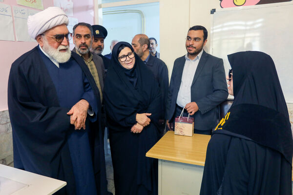 حضور تولیت آستان قدس رضوی در جمع دانش‌آموزان با آسیب بینایی مشهد
