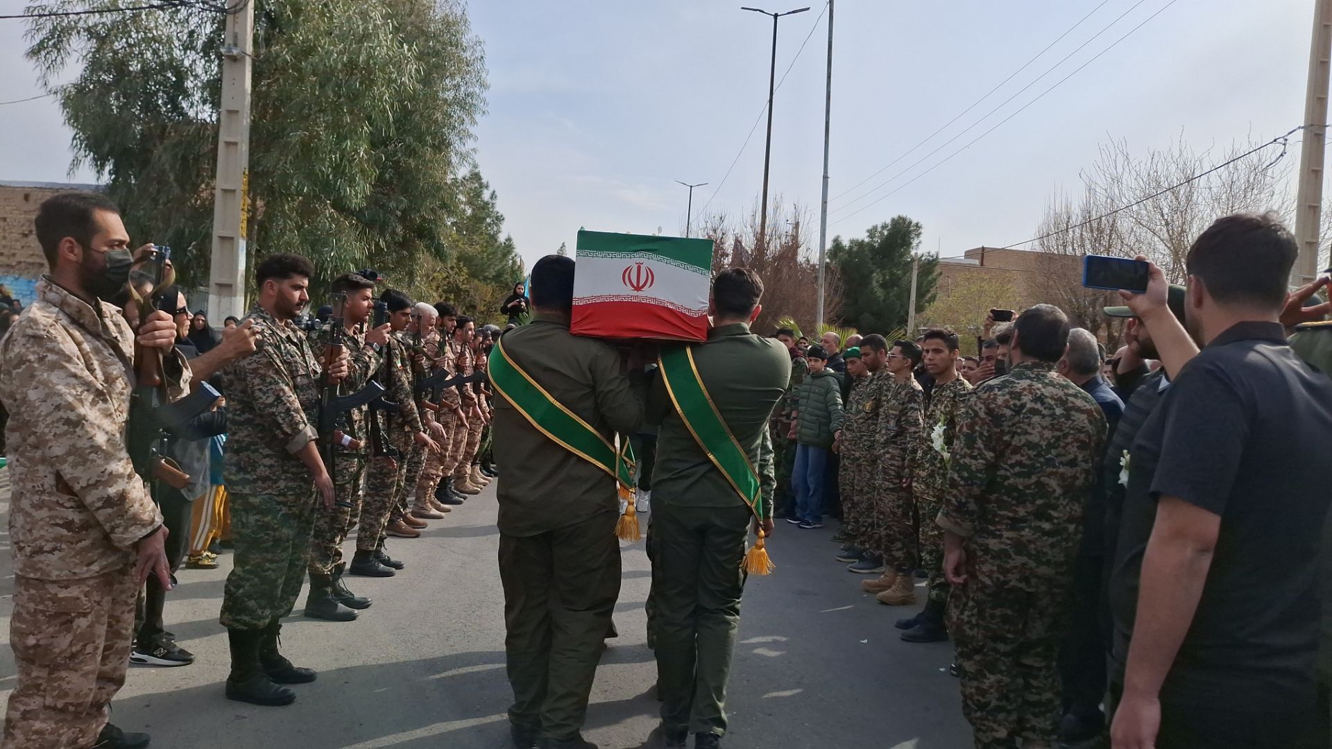 مراسم وداع و تشیع پیکر مطهر شهید محمد مهدی زواره ای در روستای طغان و امامزاده هادی شهر جوادآباد