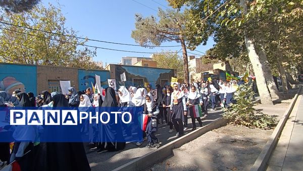 حضور پرشور دانش آموزان شهر محلات در راهپیمایی ۱۳ آبان در شهر محلات 