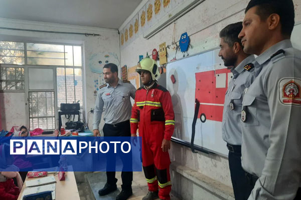 برگزاری مانور زلزله در مدارس ناحیه 4 شیراز 
