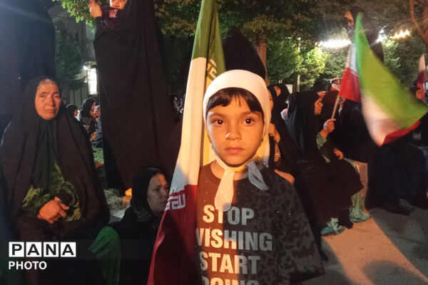 ایستادگی در سایه پرچم وطن