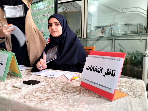 جلوه‌هایی از انتخابات شورای دانش‌آموزی در دبیرستان فرزانگان قم