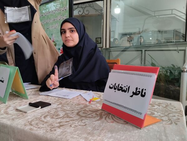 جلوه‌هایی از انتخابات شورای دانش‌آموزی در دبیرستان فرزانگان قم