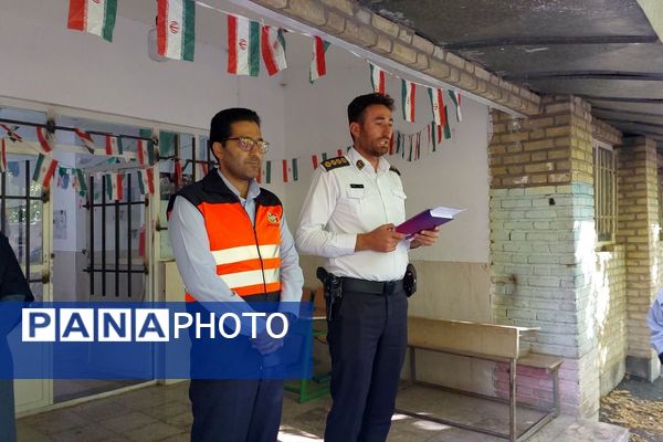 هدایای فرهنگی هفته پدافند غیرعامل به مدارس روستایی فیروزکوه رسید