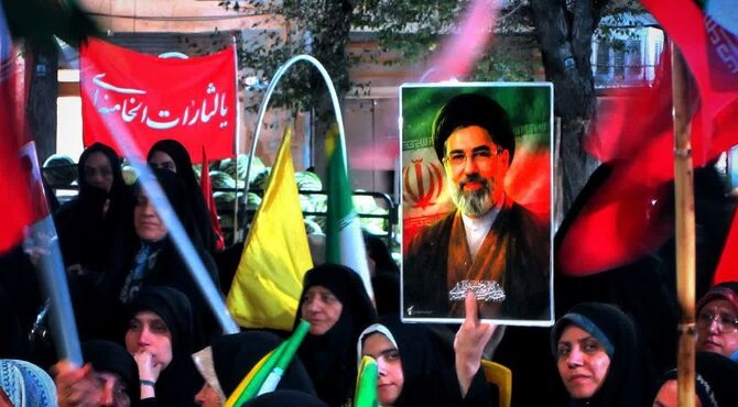 بیش از 200شب ایستادگی در میدان انقلاب فلاورجان