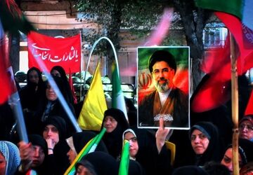 بیش از 200شب ایستادگی در میدان انقلاب فلاورجان