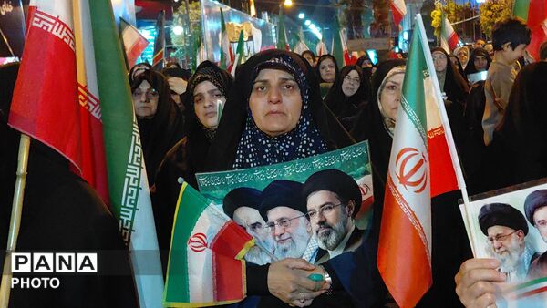 به فرمان رهبر در خیابان می‌مانیم