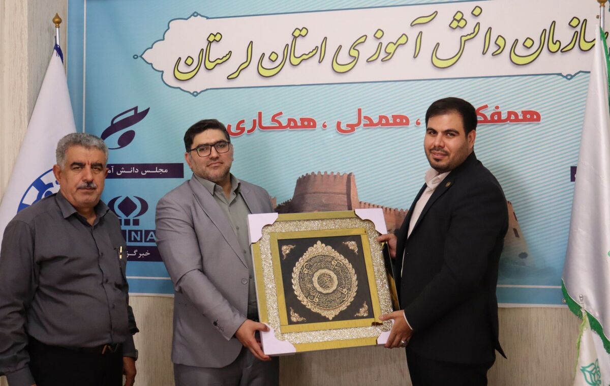 تجلیل از معاون پرورشی اداره کل آموزش و پرورش لرستان در جمع دانش آموزان و مسئولان سازمان دانش آموزی استان