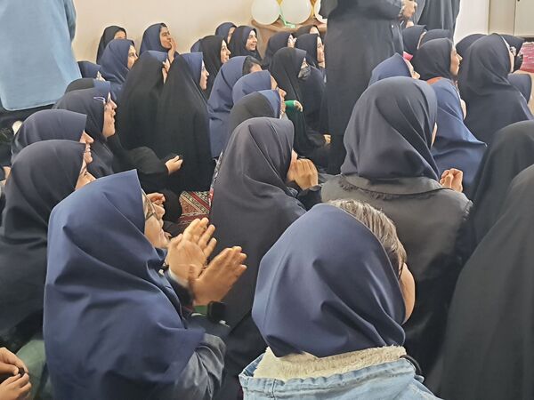روز شاد و خاطره‌انگیز دانش‌آموزان در دبیرستان شاهد تکتم