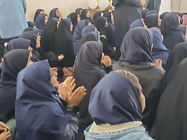 روز شاد و خاطره‌انگیز دانش‌آموزان در دبیرستان شاهد تکتم