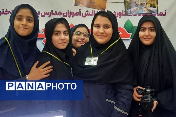 برگزاری نمایشگاه دستاوردهای دانش آموزان دخترانه دبیرستان حکمت ناحیه دو شهرری 