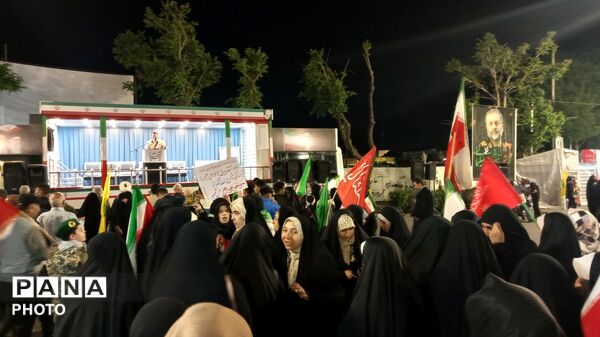 ایستاده در میدان ساعت تبریز